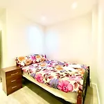 One Bedroom Apartment On Ground Floor In London With Car Park