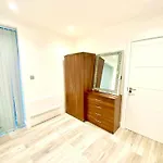 One Bedroom Apartment On Ground Floor In London With Car Park
