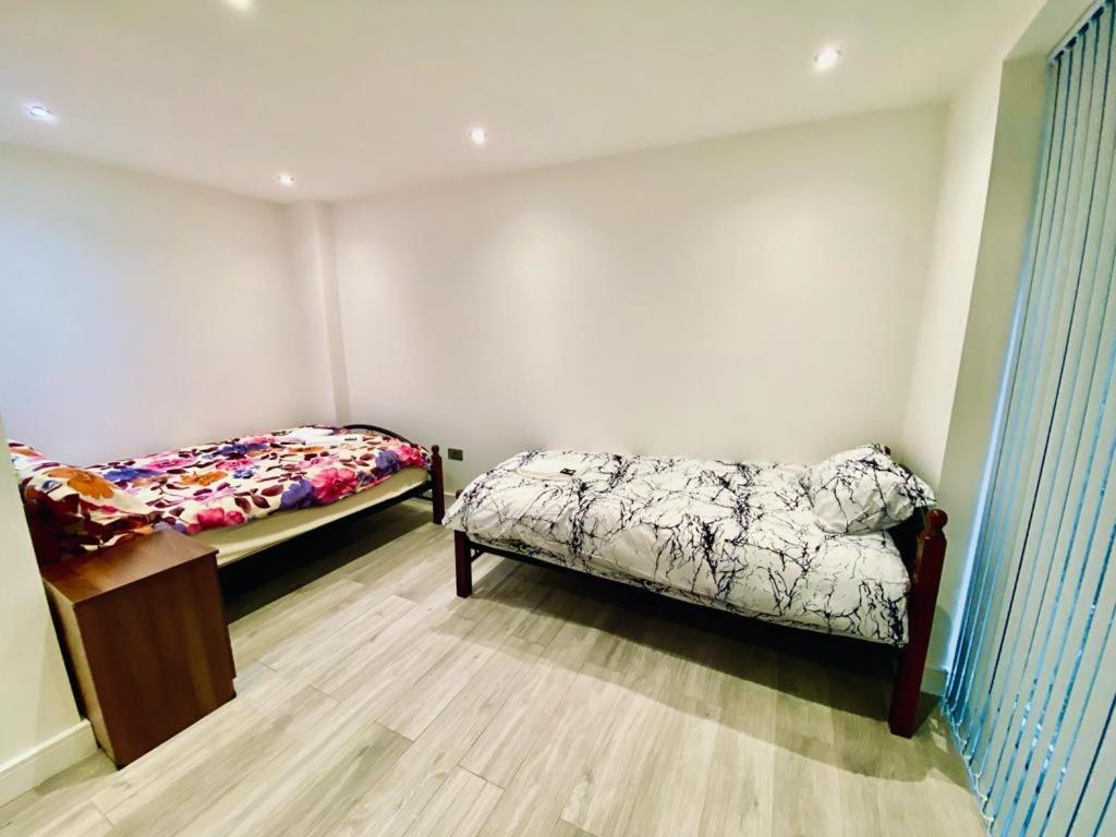 One Bedroom On Ground Floor In With Car Park * Londra