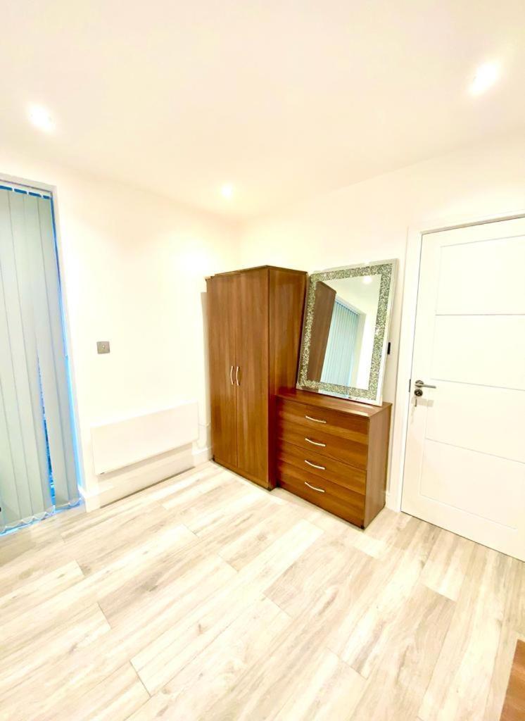 One Bedroom On Ground Floor In With Car Park Appartamento Londra