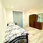 One Bedroom Apartment On Ground Floor In London With Car Park