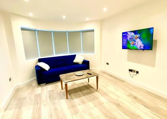 One Bedroom Apartment On Ground Floor In London With Car Park
